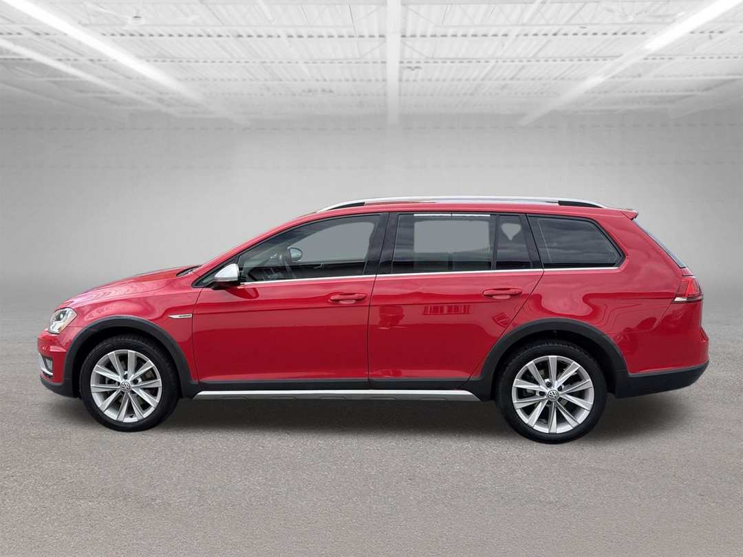 2017 Volkswagen Golf Alltrack - Image 2