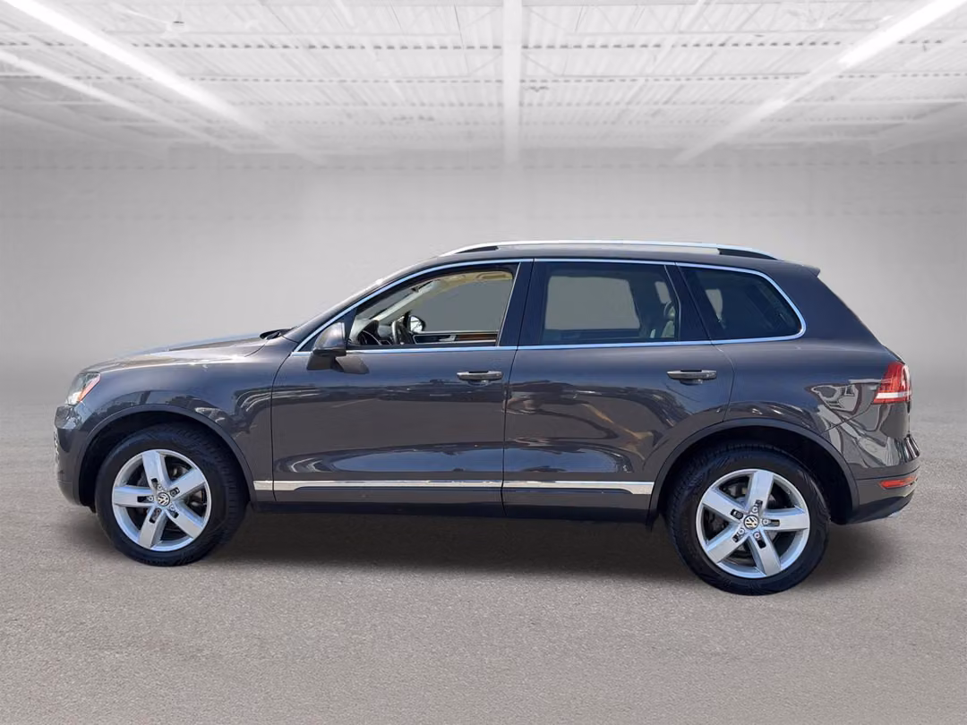 2012 Volkswagen Touareg - Image 2