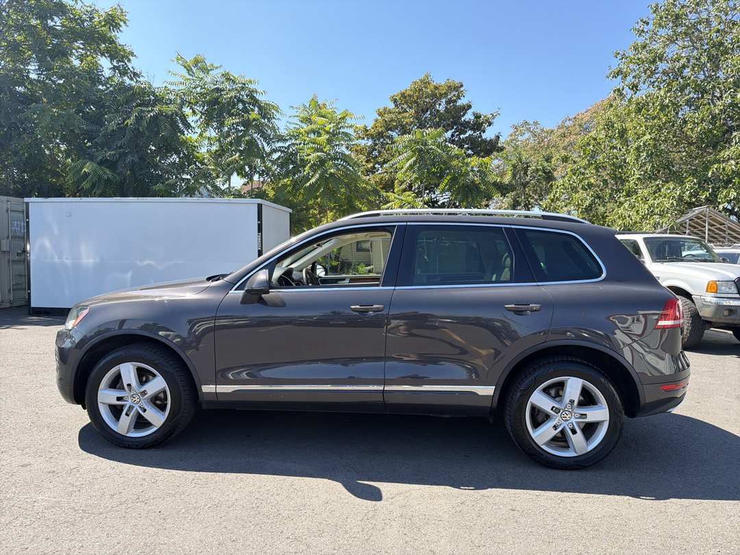 2012 Volkswagen Touareg - Image 2