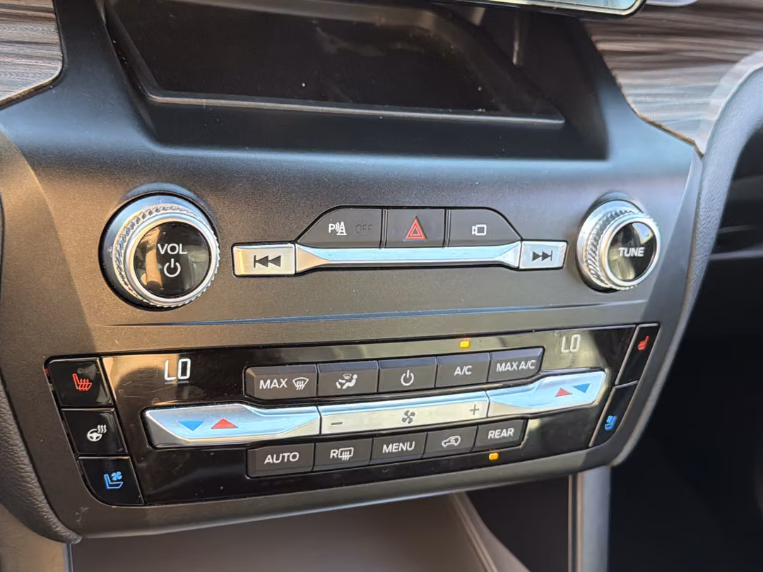 2020 Ford Explorer Limited - Photo 23