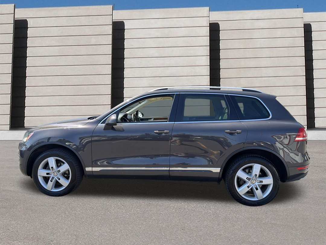 2012 Volkswagen Touareg - Image 2
