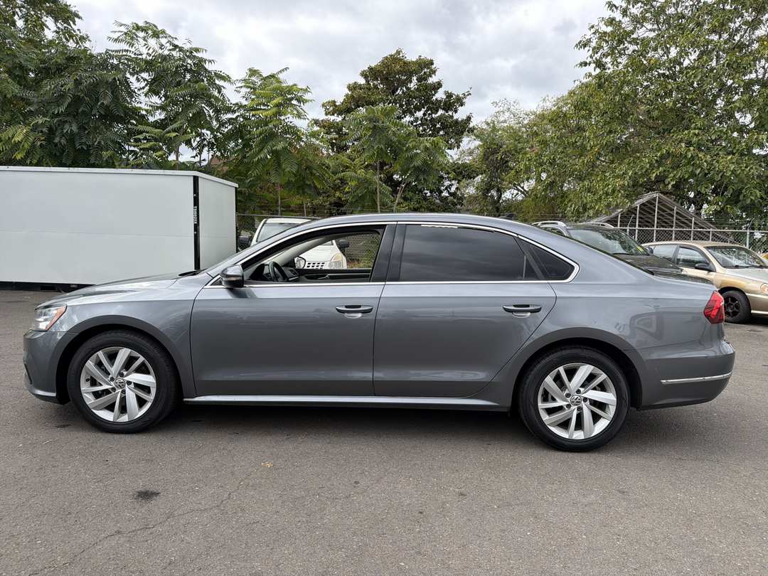 2018 Volkswagen Passat - Image 2