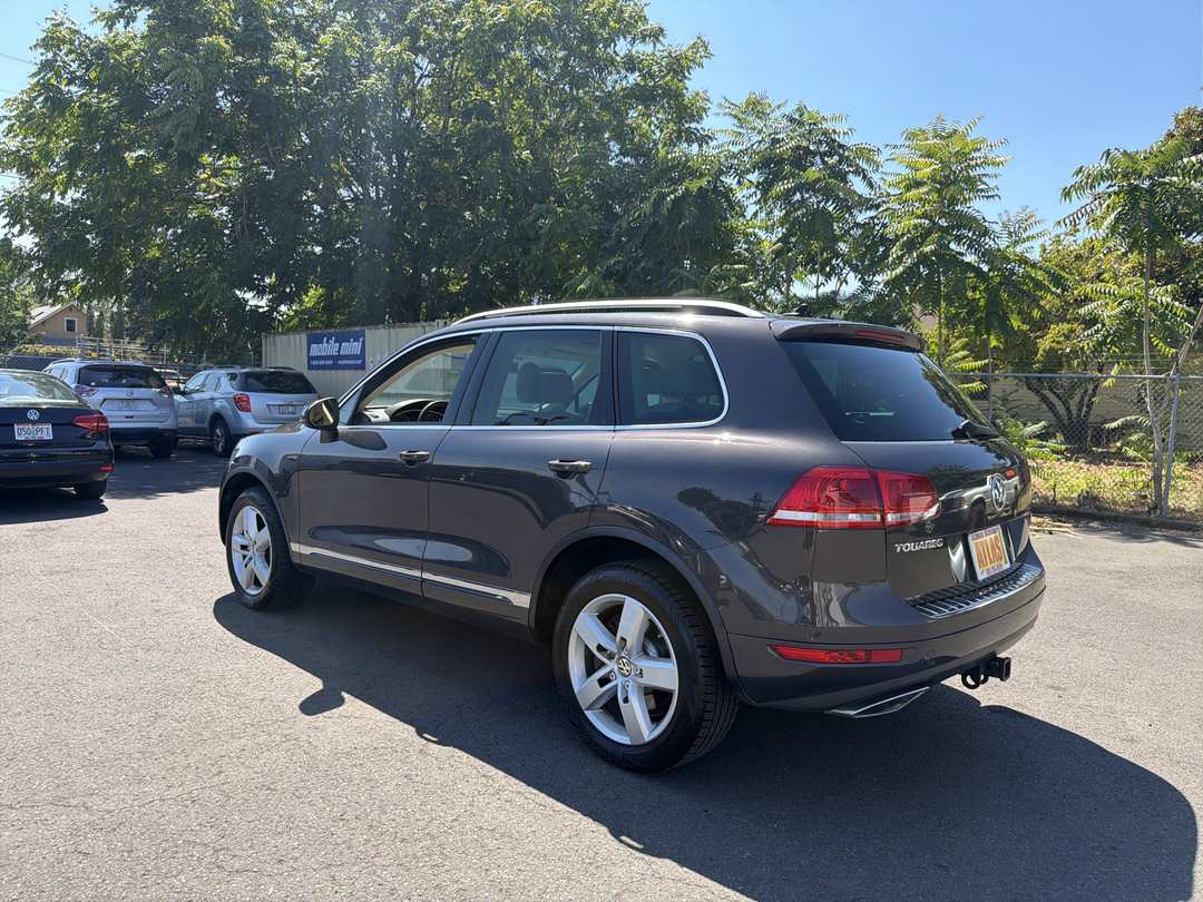2012 Volkswagen Touareg - Image 3