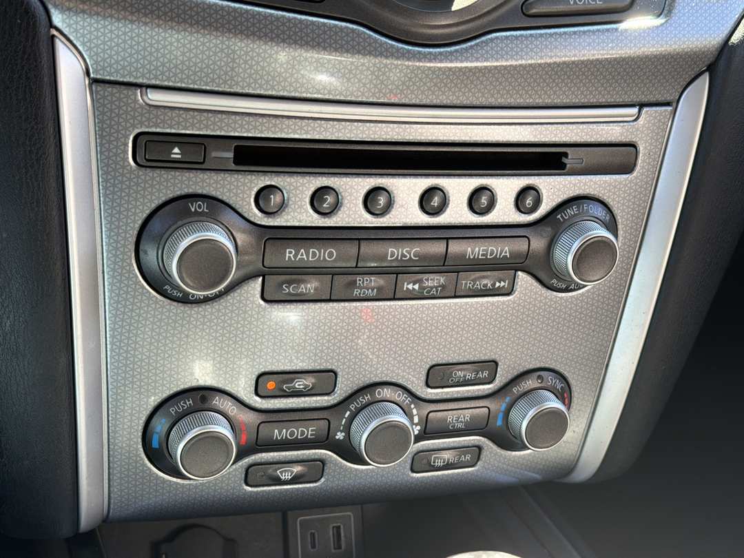 2019 Nissan Pathfinder SL - Image 2