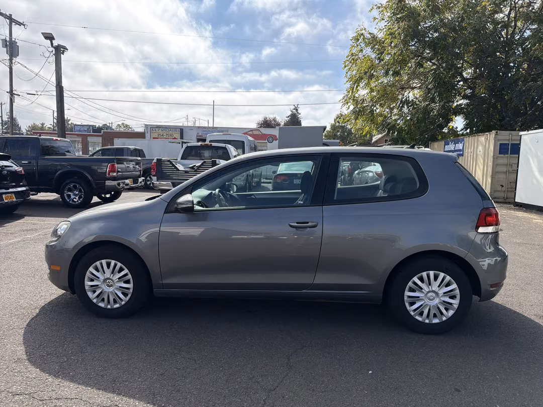 2012 Volkswagen Golf 2.5L 2D - Image 2